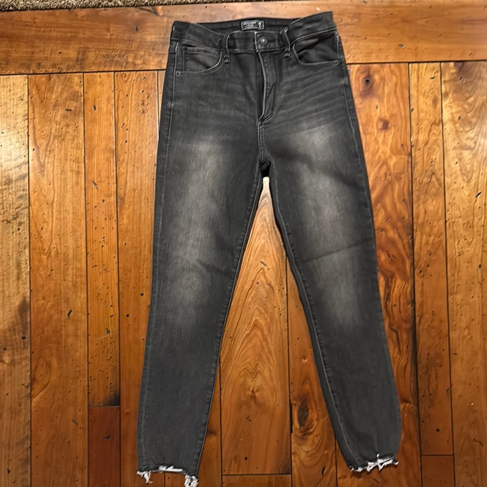 Black Ankle Cropped Jeans with Distressed Hem